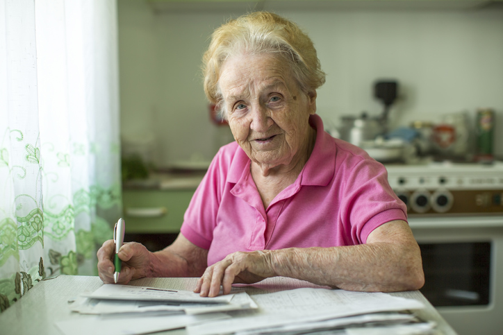 GettyImages-494002512.jpg (elderly woman fills the bill for utilities)
